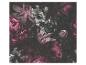 Donker bloemenbehang met roze pioenrozen, lelies en hortensia's.