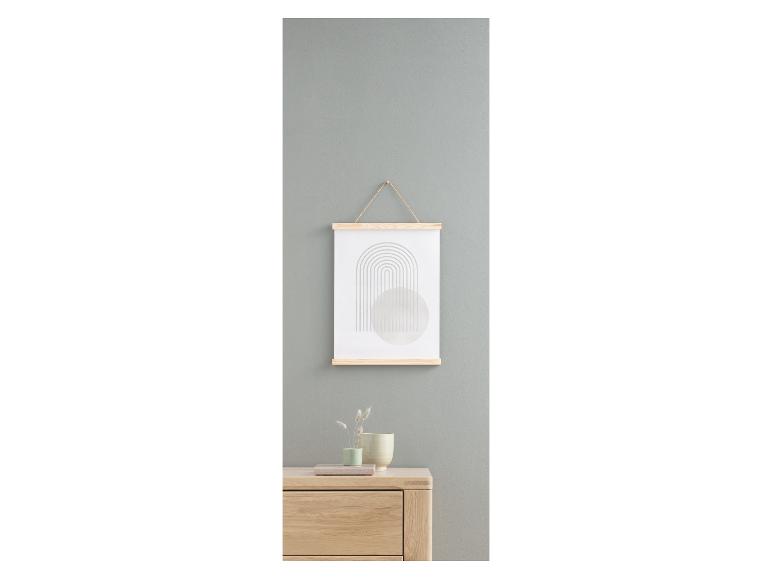 Een houten lijst met een abstract kunstwerk van een regenboog en een cirkel, hangt aan de muur boven een houten kastje.