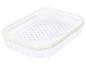 Rechthoekige transparante opbergdoos met geperforeerde bodem en witte rand.