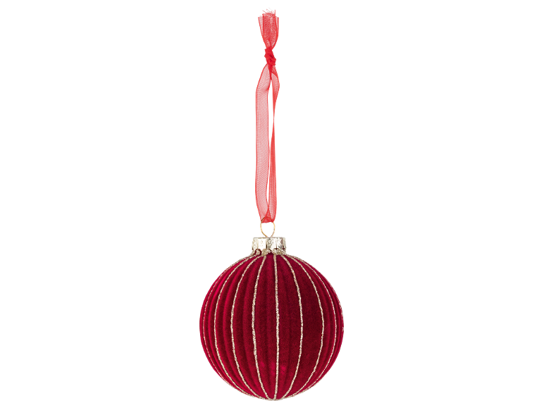 Rode fluwelen kerstbal met glitterstrepen en een rood lint.