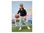 Jongen in een ESMARA KIDS kindersweathoodie die met een basketbal dribbelt.