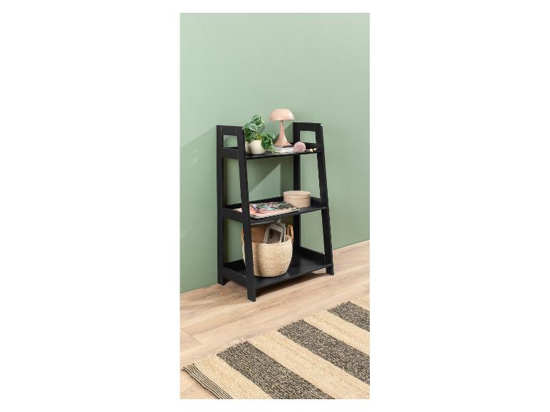 Zwarte 3-laags boekenplank met moderne decoraties.