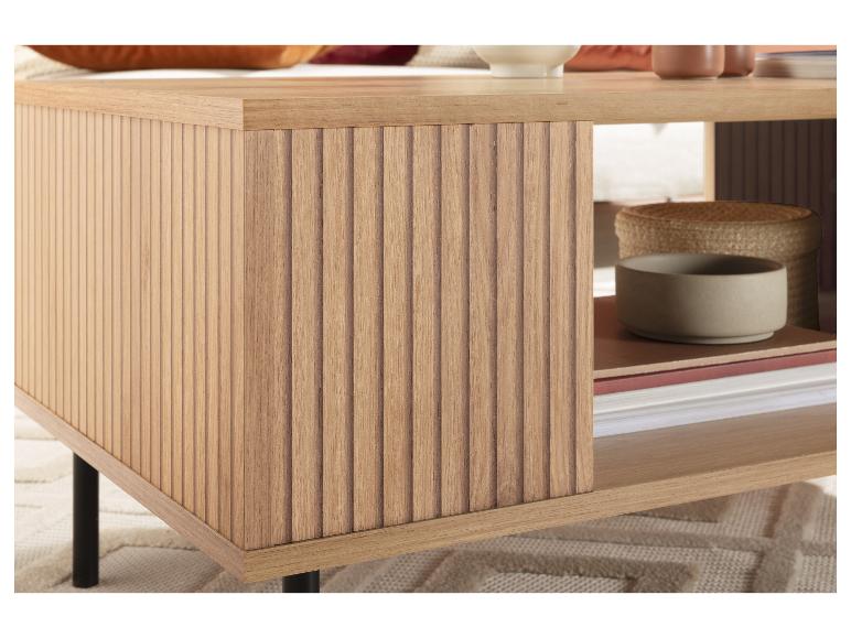 Een elegante salontafel van licht hout met zwarte metalen details.