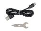 Zwarte USB-A naar USB-C kabel en metalen sleutel.