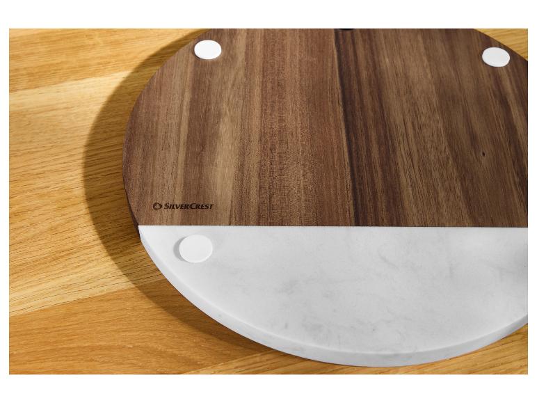 Ronde houten en marmeren SilverCrest plank op een houten tafel.