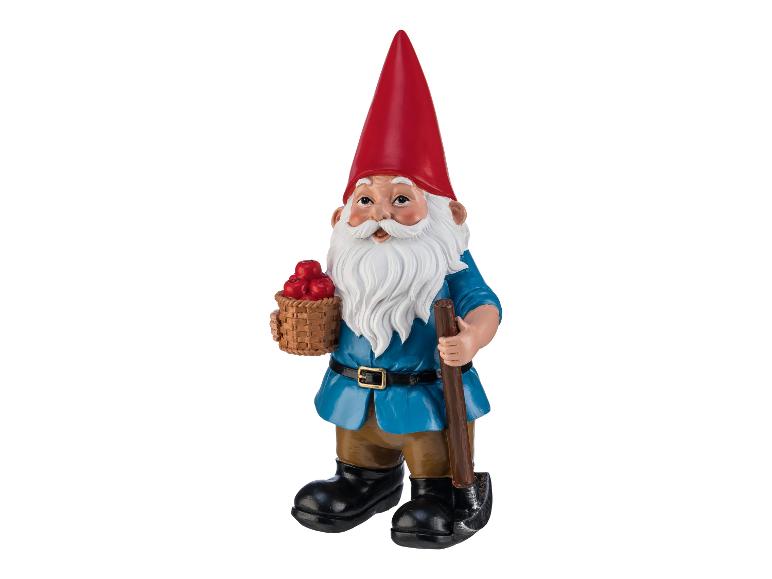 Tuinkabouter met rode muts, blauw shirt, mand met appels en een schep.