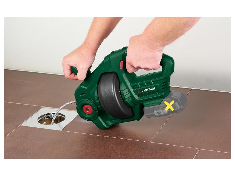 Man gebruikt een elektrisch PARKSIDE afvoerontstopper om een afvoer te ontstoppen.