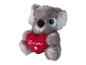 Een grijze knuffelkoala die een rood hart met de tekst 'Love' vasthoudt.