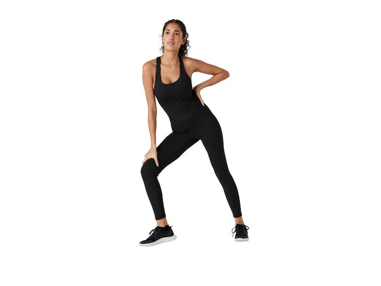 Vrouw in zwarte sportlegging en top.