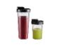 Twee doorzichtige blenderbekers met zwarte deksels, één gevuld met rode smoothie, de andere met groene.