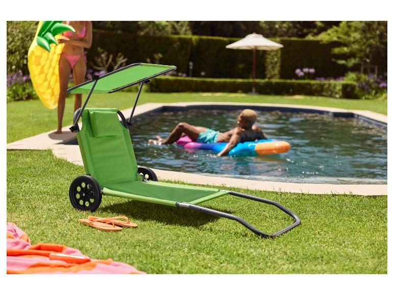 Draagbare ligstoel met parasol, perfect voor bij het zwembad.