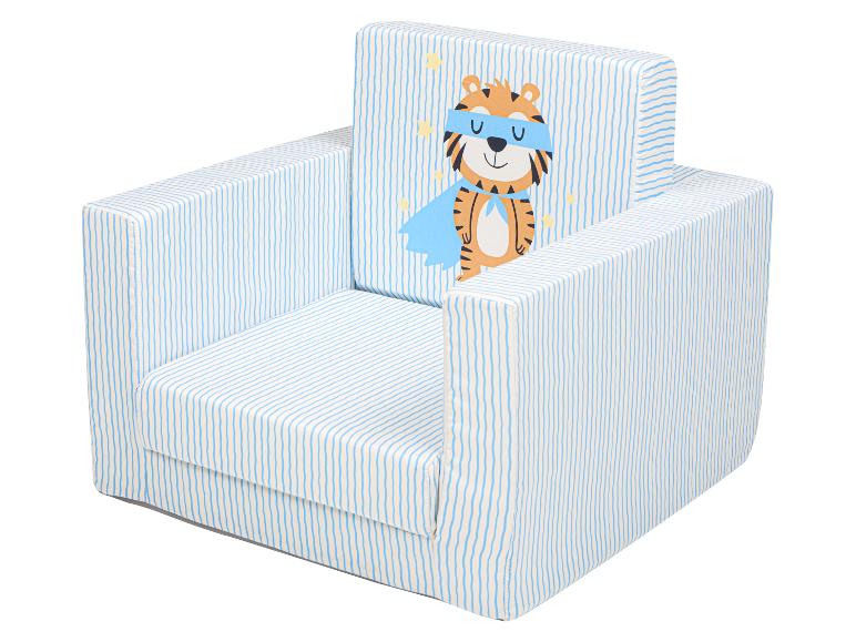 Kinderfauteuil met blauw-wit gestreept patroon en superheld tijgerprint.