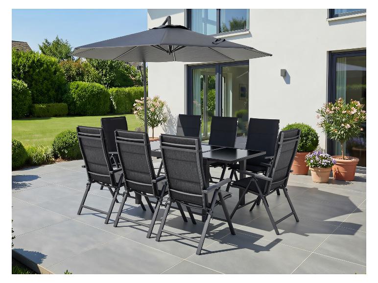 Grijze tuineetset met parasol op een zonnig terras.
