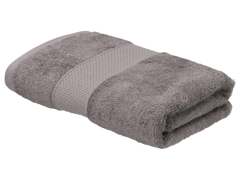 Gevouwen grijze handdoek met een getextureerde wafelband