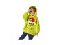 Jongen in een groene Grinch-hoodie en donkerblauwe broek.