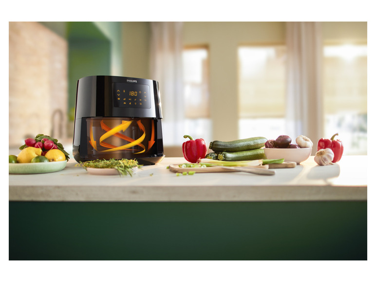 Een Philips Airfryer met groenten op een aanrecht.