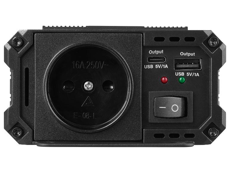 Omvormer met stopcontact, USB-poorten en schakelaar.