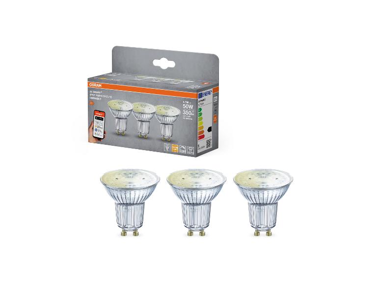 Drie dimbare slimme GU10 LED-spotjes in verpakking, met specificaties en app-integratie.