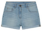 Een paar blauwe denim shorts met oprolbare pijpen.