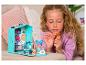 Een meisje speelt met een poppenhuis en poppen van de serie 'Rainbow High'.