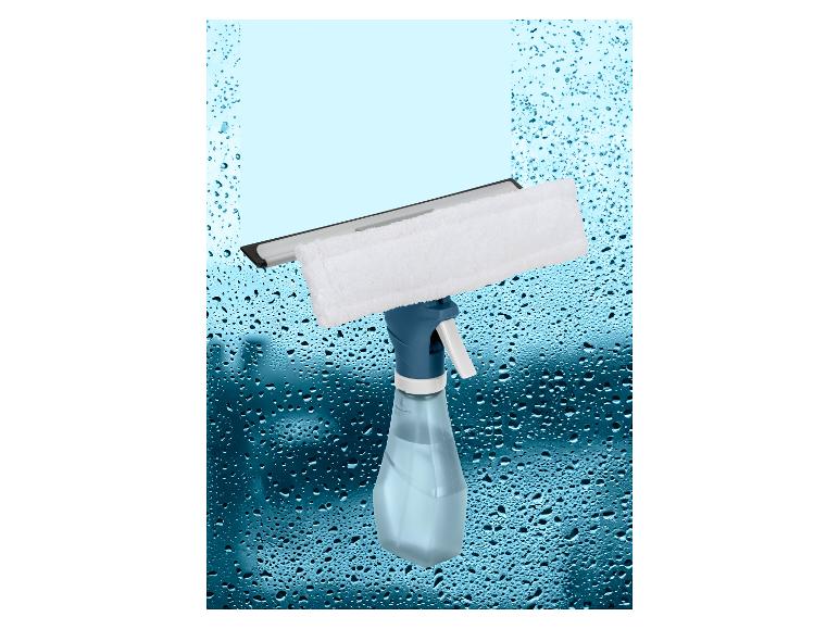 Ruitenwisser en spuitfles op een vochtig raam.