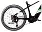 Zwart-groene elektrische mountainbike met zichtbaar achterwiel, cassette en crankstel.