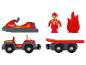 Een set houten speelgoed met brandweerauto's en een brandweerman-figuur.