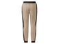 Beige joggingbroek met zwarte zijstrepen.