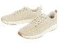 Twee beige gebreide sneakers.