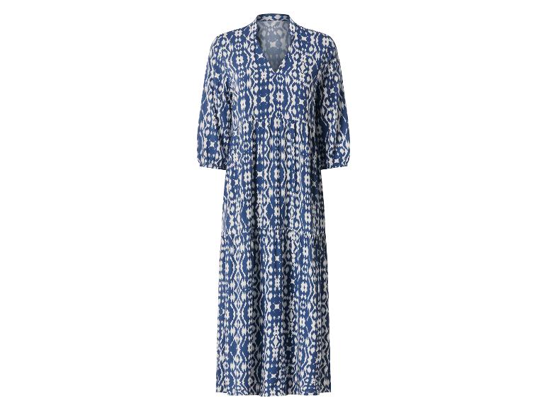 Blauw-witte maxi-jurk met ikat-patroon en driekwartmouwen.