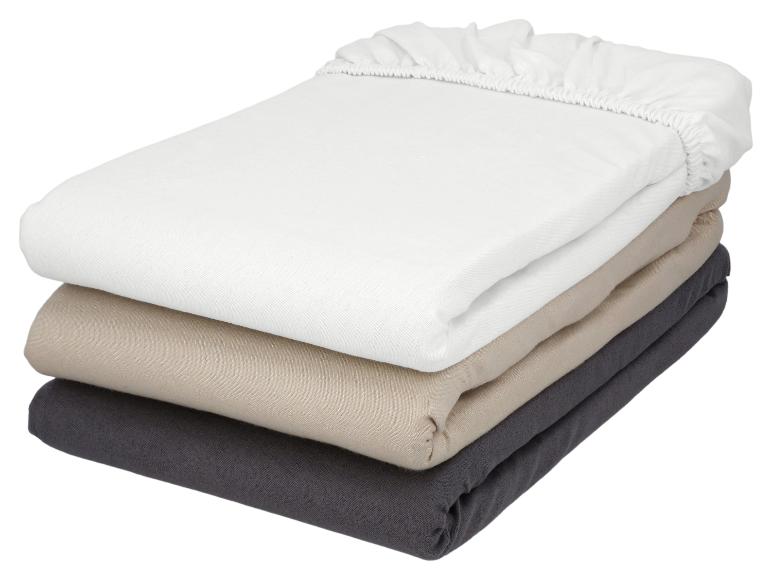 Stapel hoeslakens in wit, beige en grijs