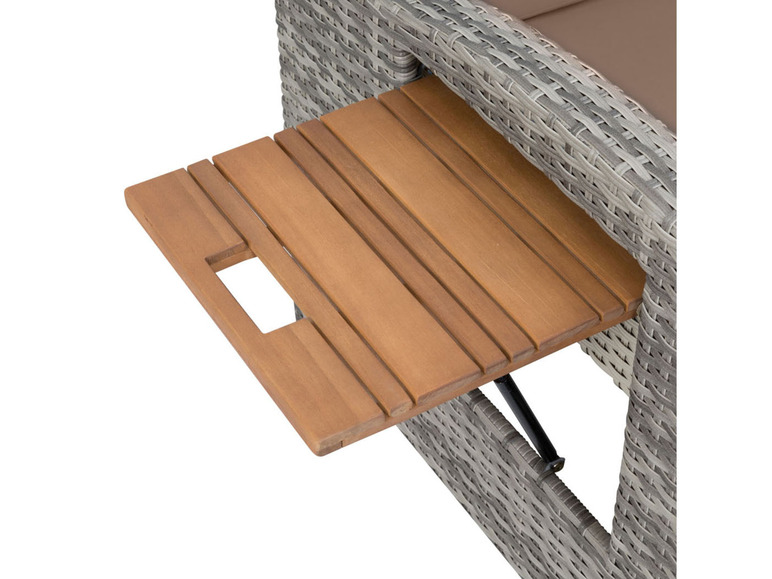 Een wicker stoel met een uitklapbaar houten tafeltje.