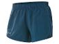 Blauwe sportshorts met elastische tailleband en logo op de linkerpijp.
