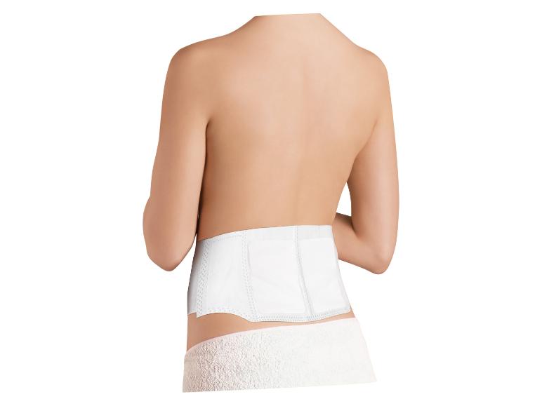 Een vrouw met een witte lumbale brace.