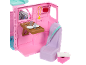 Roze speelgoedcamper met eettafel, stoel en accessoires.