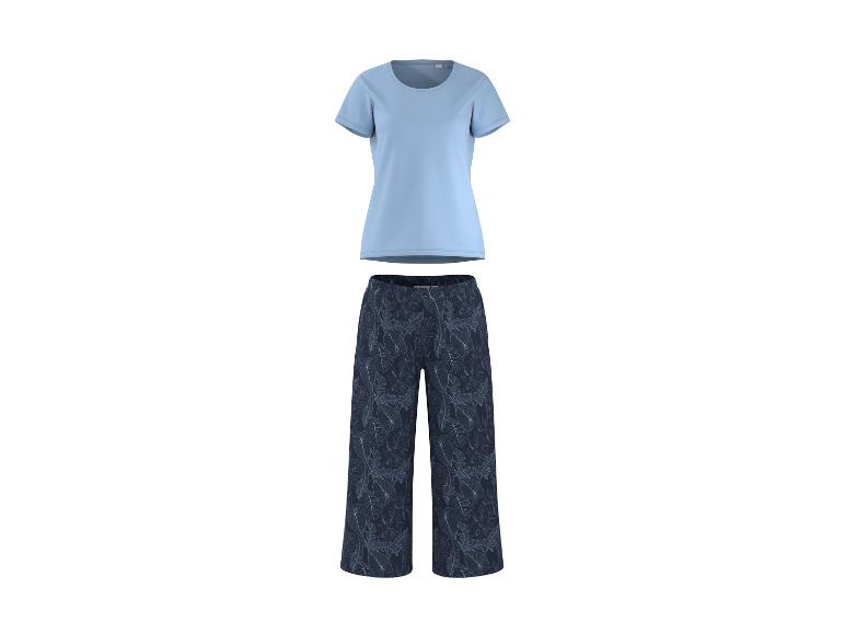 Lichtblauw T-shirt en donkerblauwe broek met bladpatroon.