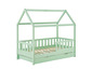 Een lichtgroen houten kinderbed met een huisvormige hoofdeinde en twee lades.