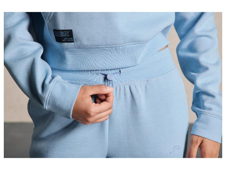 Een lichtblauw trainingspak met een Energy-logo op de trui