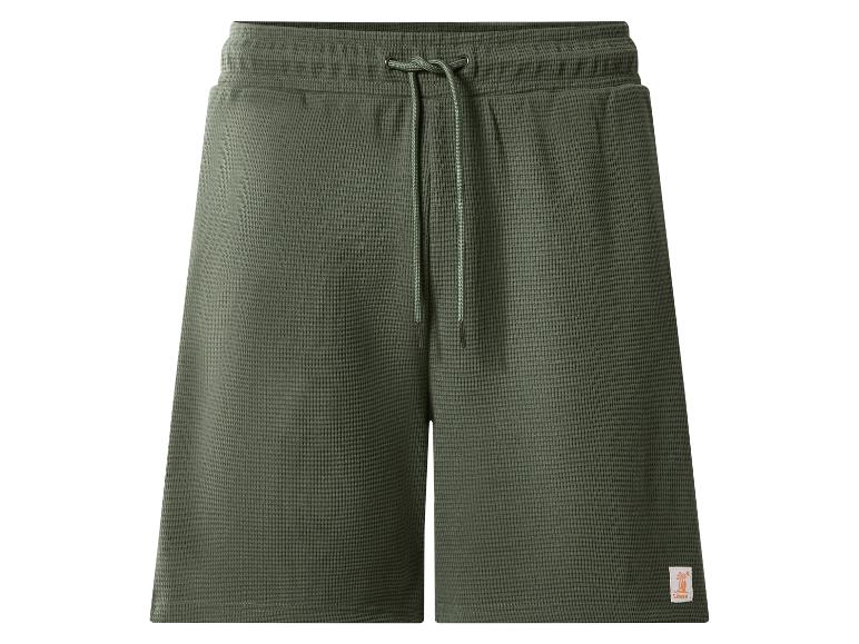 Donkergroene wafelshorts met een verstelbaar trekkoord en een patch met het woord 'SUMMER'.
