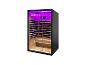 Infraroodsauna met glazen deur en paarse verlichting.