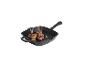 Gietijzeren grillpan met runderfilets, rode ui en champignons.