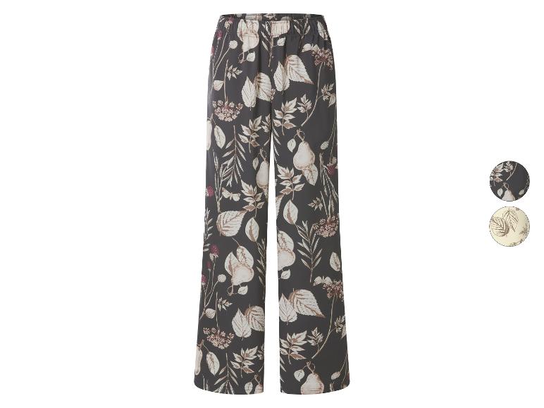 Wijde broek met bloemen- en fruitpatroon op donkergrijze achtergrond, met twee kleurstalen.