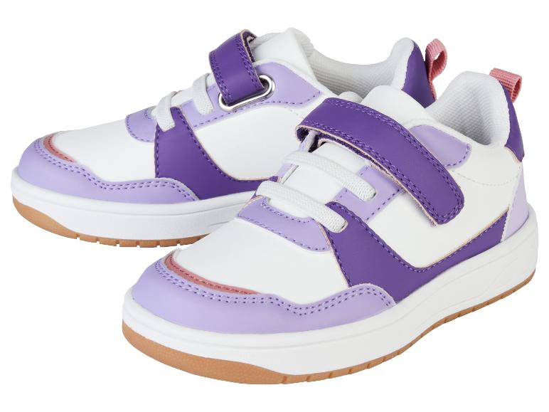 Schattige paarse en witte kindersneakers.