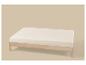 Licht houten eenpersoonsbed met crèmekleurig matras op beige achtergrond.