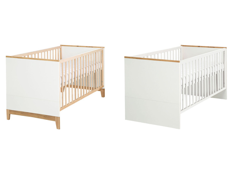 Twee witte babybedjes met houten accenten.