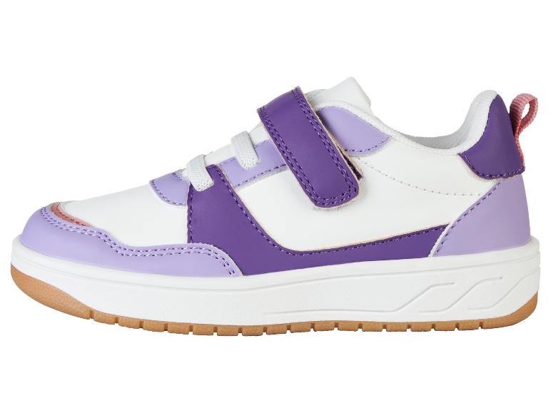 Lavendel en paarse kindersneakers.