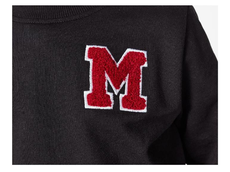 Zwarte sweater met rode letteropdruk