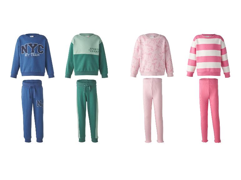 Kinder trainingspakken met sweatshirts en broeken, in blauw, groen en roze.