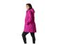 Vrouw in fuchsia regenjas en zwarte legging.