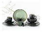 Zwart en groen servies en mokken; handgemaakte stijl.